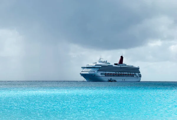 Half Moon Cay Bahamalar Yakınlarında Yağmurlu Gökyüzünün Altında Sürüklenen Yolcu — Stok fotoğraf