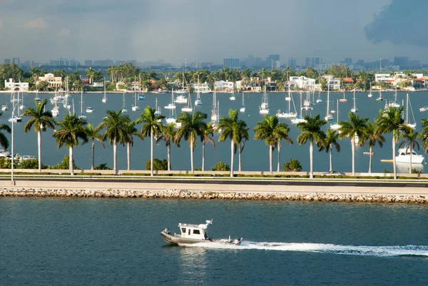 Motorový Člun Plující Miami Main Channel Oblačného Dne Florida — Stock fotografie