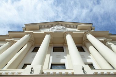 Katolik inancının Litvanya 'daki ana binalarından biri olan Kaunas Katolik Başpiskoposluğu' nun Curia cephesi.. 