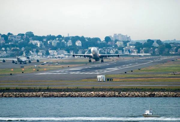 Das Motorboot Passiert Den Flughafen Von Boston Während Das Flugzeug — Stockfoto