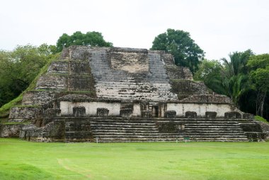Altun Ha 'daki Güneş Tanrısı tapınağı piramidi antik Maya şehri, Belize' deki arkeolojik alan..