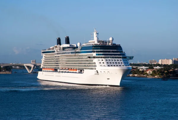 Gemi Yeni Bir Yolculuğa Başlar Fort Lauderdale Den Florida Ayrılır — Stok fotoğraf