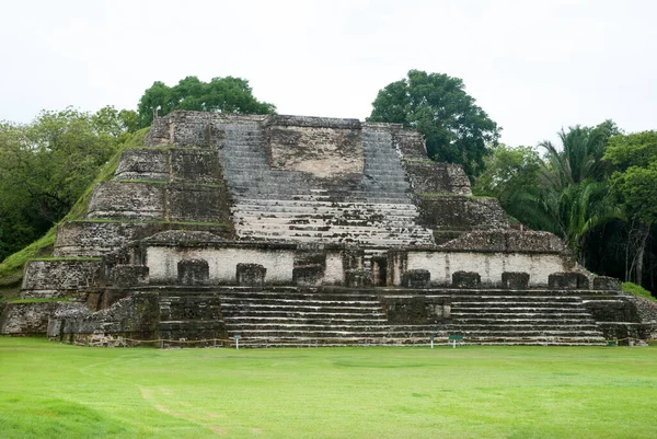 Die Tempelpyramide Des Sonnengottes Der Antiken Mayastadt Altun Der Archäologischen — Stockfoto