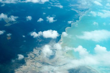 New Providence Adası sahil şeridinin (Bahamalar) uçak penceresinden hava görüntüsü).