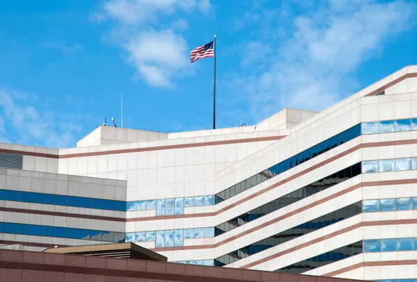 Abstrakcyjny Widok Nowoczesnego Budynku Flagą Centrum Bostonu Massachusetts — Zdjęcie stockowe