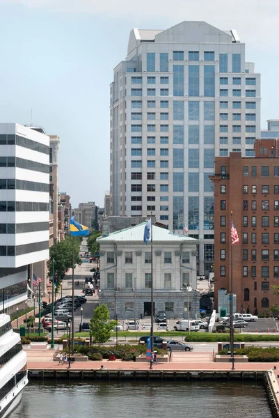 ウォーターフロントとノーフォーク中心街の建物の背後にある3つの旗 ウェストバージニア州 — ストック写真
