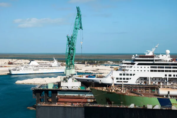 Lasten Och Ett Kryssningsfartyg Inuti Freeport Torrdocka Grand Bahama Island — Stockfoto