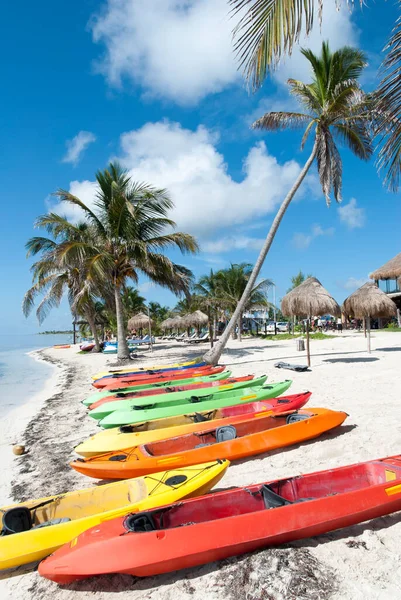 Rij Kleurrijke Kano Het Nog Lege Strand Van Mahahual Resort — Stockfoto