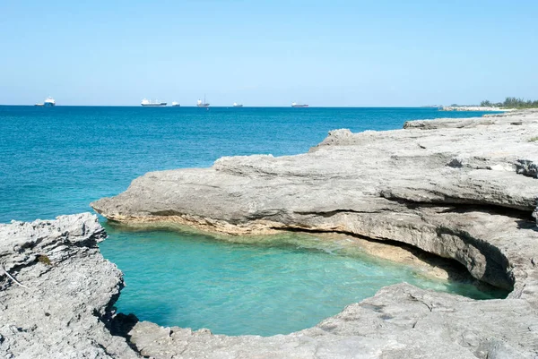 Arka Planda Kargo Gemileri Olan Aşınmış Grand Bahama Adası Manzarası — Stok fotoğraf