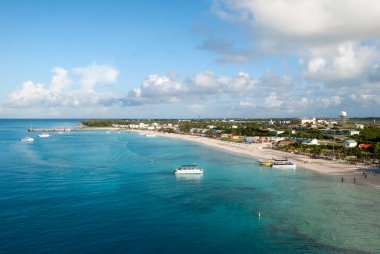 Büyük Türk tatil beldesi sahil şeridinin havadan görüntüsü (Türkler ve Caicos Adaları)).