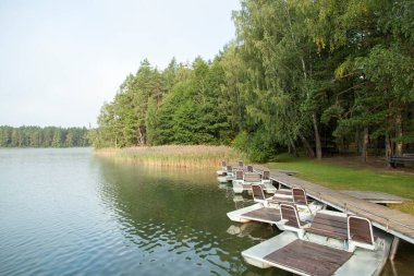 Baltis (Beyaz) Gölü 'nde (Litvanya) hala boş su bisikletlerinin sabah manzarası).