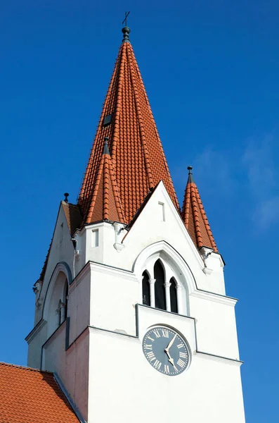 Шпиль Евангелическо Лютеранской Церкви Города Силуте Имеющей Самые Большие Часы — стоковое фото