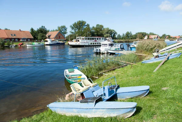 ミンゲ村のミニャ川に沿って渡るフェリー船 リトアニアで唯一メインストリートが川に置き換えられる村 — ストック写真