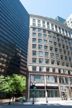 Boston şehir merkezindeki boş sokakların pazar sabahı manzarası (Massachusetts).