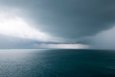 Belize dışında Karayip Denizi 'ni kaplayan yağmurlu kara bulutlar (Belize).