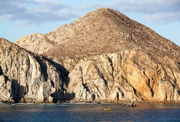 Barca Viaggia Lungo Ripida Costa Rocciosa Della Località Turistica Cabo — Foto Stock
