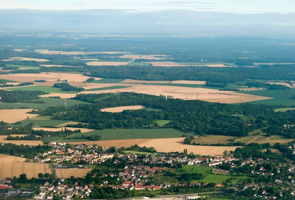 Vista Aerea Attraverso Finestrino Aeroplano Una Piccola Città Paesaggio Rurale — Foto Stock