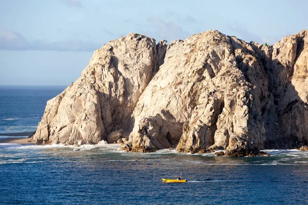 Barca Gialla Che Passa Dalla Punta Delle Colline Rocciose Nella — Foto Stock