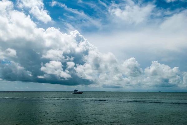 Драматическое Облачное Небо Над Путешествующей Лодкой Пределами Города Белиз Белиз — стоковое фото