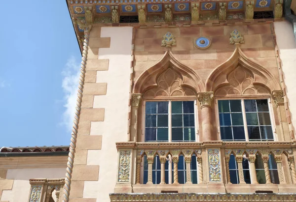 Fenster Mit Malerischer Außenfassade Des Historischen Gebäudes Sarasota Florida — Stockfoto