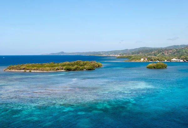 Poranny Widok Płytkich Kolorowych Wód Pobliżu Wyspy Turystycznej Roatan Honduras — Zdjęcie stockowe