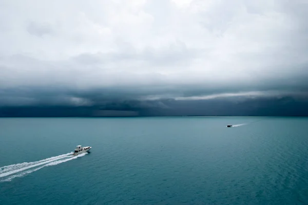 Вид Двух Проходящих Мимо Моторных Лодок Темное Дождливое Небо Заднем — стоковое фото
