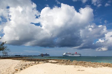 Büyük Cayman adası yakınlarındaki sürüklenen gemilerin sabah manzarası ve ağır bulutların altında batmış bir gemi (Cayman adaları)).