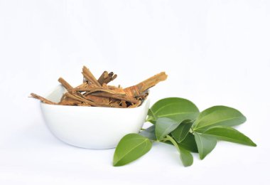 taze tarçın yaprakları ve tarçın şeyl