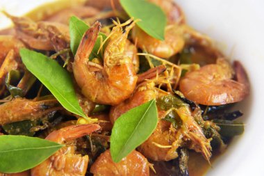 Baharatlı taze karides köri