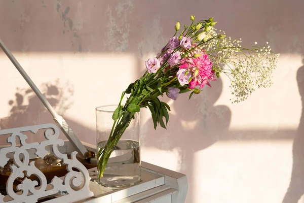 Гарні Квіти Кімнаті Вечірнім Світлом — стокове фото