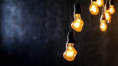 Bozuk ampuller koyu bir arkaplanda parlıyor.