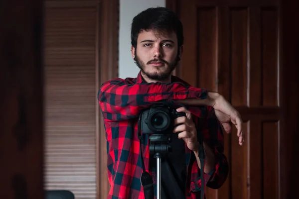 Homem Tomando Auto Retrato Espelho — Fotografia de Stock