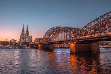 Katedral manzarası ve Köln Köprüsü.