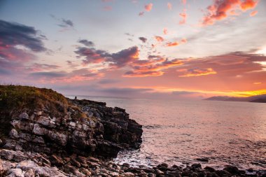 Gün batımında deniz manzarası.