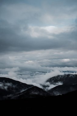 İspanya 'daki gizemli ve bulutlu dağ.