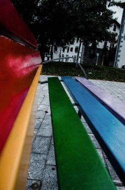 lgtb renkleriyle park bankında.