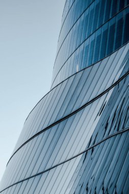 Bakış açısına göre mavi bina.