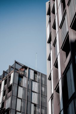 Bakış açısında siyah bina.