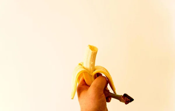 Main Homme Tenant Une Banane Pelée Avec Une Morsure Avec — Photo