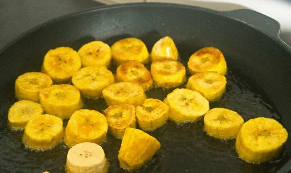 Patacones Vagy Tostones Sült Zöld Cserepes Szelet Serpenyőben — Stock Fotó