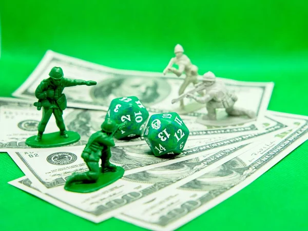Dados Juegos Rol Figuras Soldados Encima Billetes Cien Dólares Con — Foto de Stock