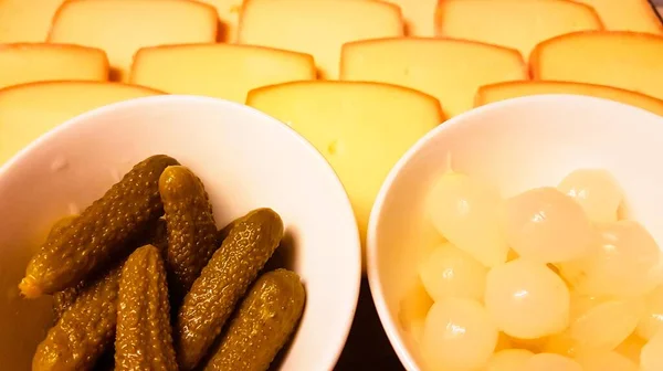 带有小洋葱碗和泡菜特写的瑞士典型奶酪盘 — 图库照片