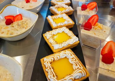 Üç çeşit tatlı, çeşitli tatlılar, tatlı ikramlar..