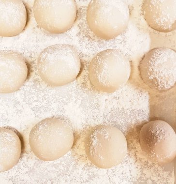 Çeşitli pizza hamuru topları. Çoklu pizza hamuru topları.