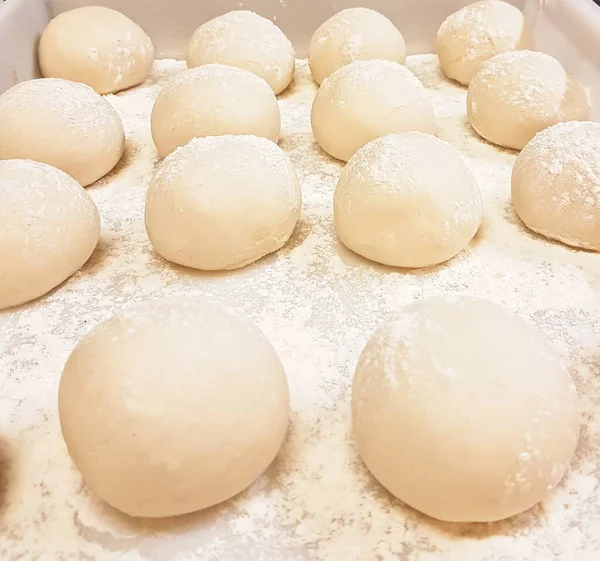 Çeşitli pizza hamuru topları. Çoklu pizza hamuru topları.