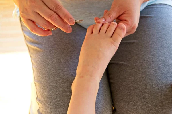 Ruce Ženy Která Stříhá Nehty Nohou Dítěte — Stock fotografie