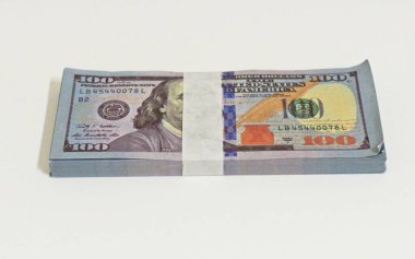 Yatay olarak yerleştirilmiş 100 dolarlık banknotlar.