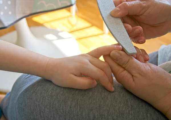 Las Manos Una Mujer Archivando Las Uñas Los Pies Niño —  Fotos de Stock