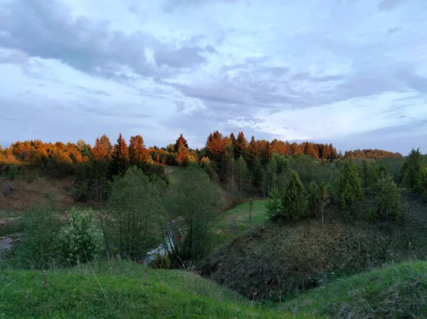 Belo Céu Noite Sobre Colinas Árvores Rolantes Nos Raios Sol — Fotografia de Stock