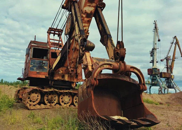Een Grote Mijnbouwgraafmachine Enorme Kranen Een Zandgroeve Tegen Een Blauwe — Stockfoto